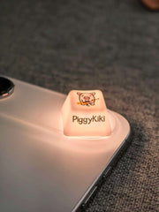 PiggyKiki - Pose
